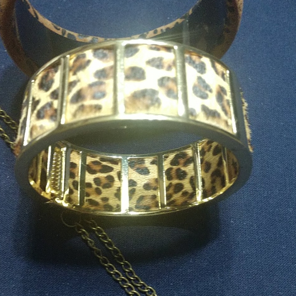 🌲. 4 FOR $20. Necklace, 2 Pair Earrings & 2 Bracelets Animal Print - Picture 6 of 6